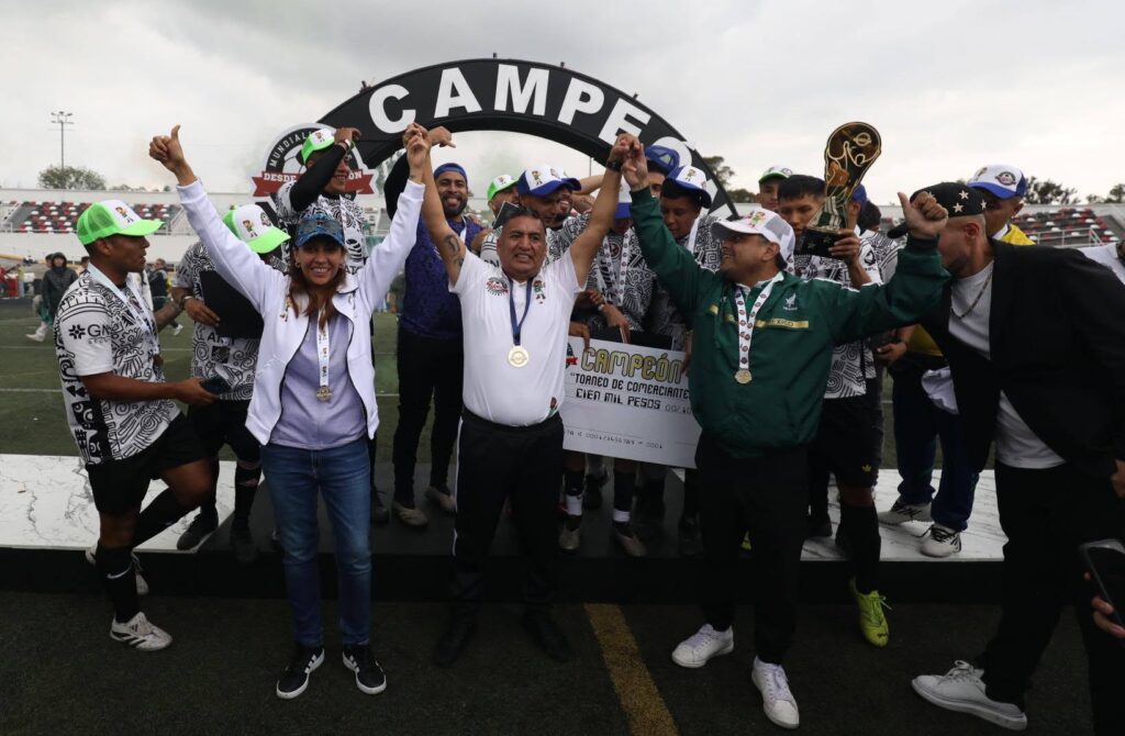 Evelyn Parra con Los Galácticos campeones del mundialito de comerciantes 2026 Foto FB Evelyn Parra