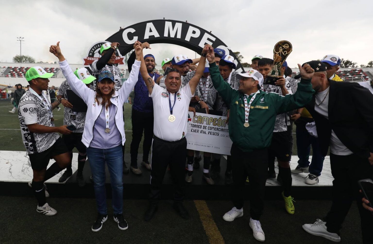 Evelyn Parra con Los Galácticos campeones del mundialito de comerciantes 2026 Foto FB Evelyn Parra