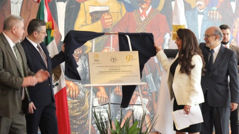 TJACDMX conmamora 90 años del TFJA con placa conmemorativa